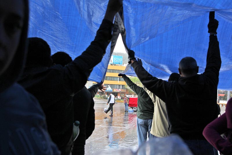 Los maestros se cubrieron con lonas y carpas para soportar la lluvia y el frío ■ FOTO: ANDRÉS SÁNCHEZ