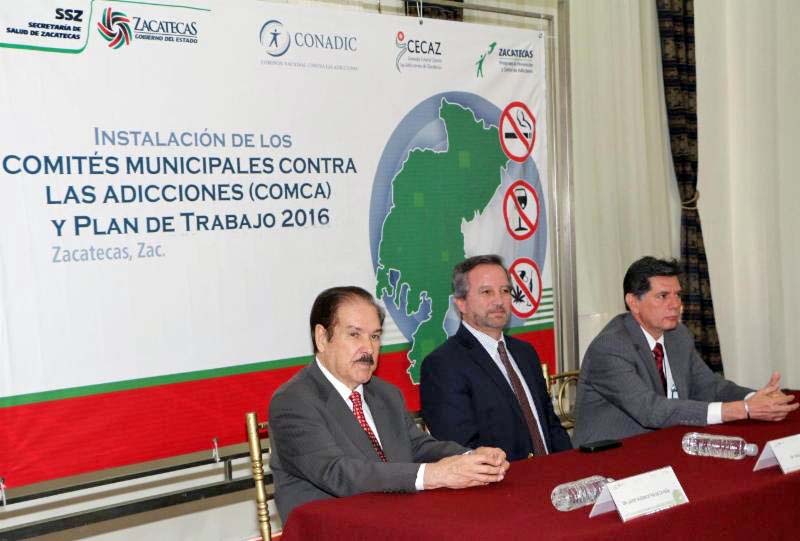 El secretario de Salud de Zacatecas (al centro) reconoció la respuesta de los ediles, quienes han puesto el ejemplo nacional en materia de prevención y control de adicciones ■ FOTO: LA JORNADA ZACATECAS