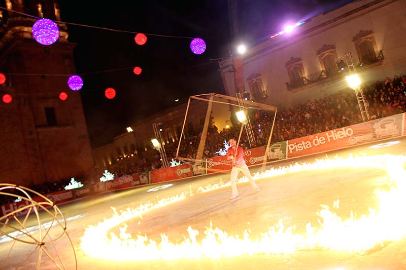 Para la inauguración de la pista de hielo en la capital zacatecana, patinadores profesionales realizaron un espectáculo que entretuvo al público asistente ■ fotoS: ANDRÉS SÁNCHEZ