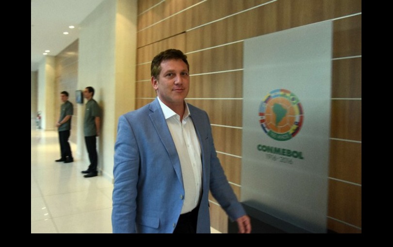 Alejandro Domínguez a su arribo a la reunión con el comité ejecutivo de Conmebol. Foto Afp