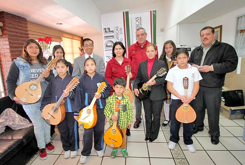 Los integrantes de la orquesta típica infantil y juvenil Manuel M. Ponce en compañía de autoridades del SEDIF ■ FOTO: LA JORNADA ZACATECAS