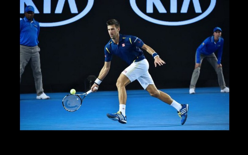El serbio Novak Djokovic derrotó al japonés Kei Nishikori y avanzó a la semifinal del Abierto de Australia. Foto Afp