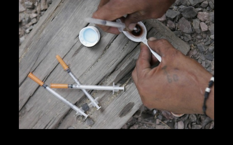 Un hombre prepara su inyección de heroína. Foto Cuartoscuro