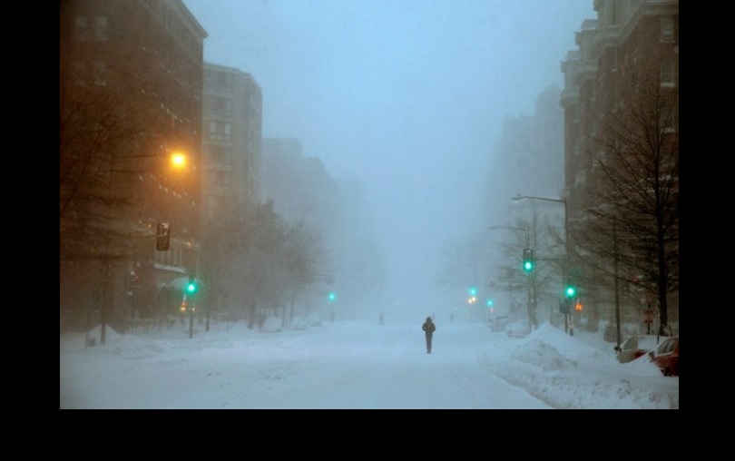 Un hombre camina bajo la poderosa tormenta de nieve en Washington. Foto Ap