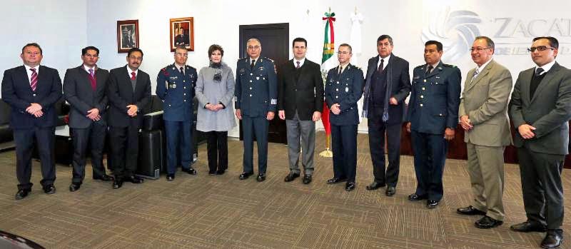 El titular del Ejecutivo en compañía de representantes de la Secretaría de la Defensa Nacional e integrantes del Ejército mexicano ■ FOTO: LA JORNADA ZACATECAS