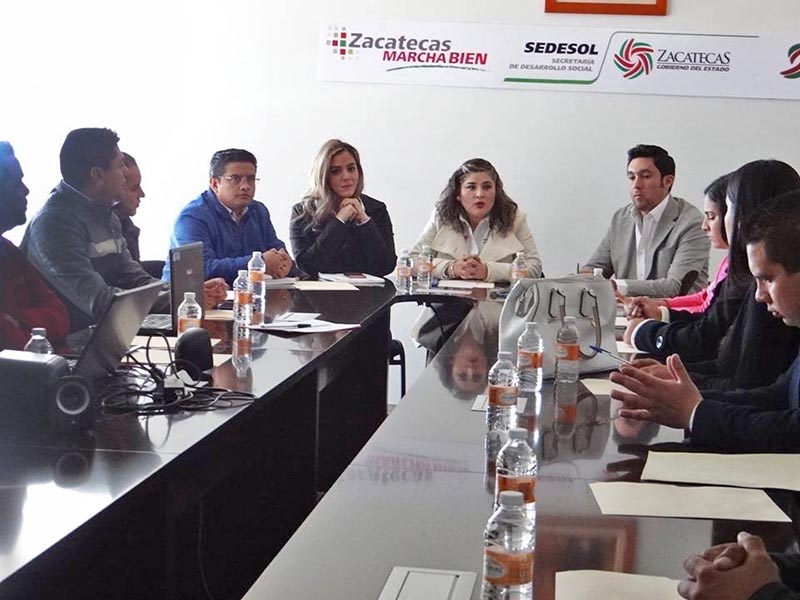 Adriana Llamas de la Torre (centro), titular de la subsecretaría de la Juventud ■ foto: LA JORNADA ZACATECAS