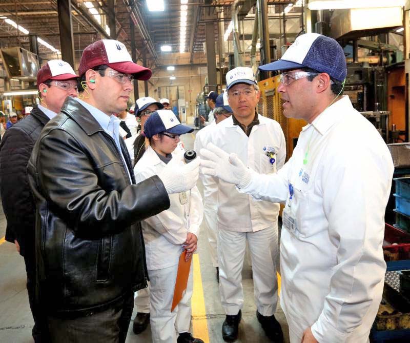 Con el compromiso de invertir 10 millones de dólares en la construcción del nuevo Centro de Entrenamiento Especializado, así como en obras de infraestructura interna, la compañía Yusa Autoparts firmó un convenio con el gobernador, el cual implica también abrir 500 nuevas fuentes de empleo. El Ejecutivo visitó la empresa de capital japonés y reconoció los resultados que ha logrado desde 2011 ■ FOTO: LA JORNADA ZACATECAS