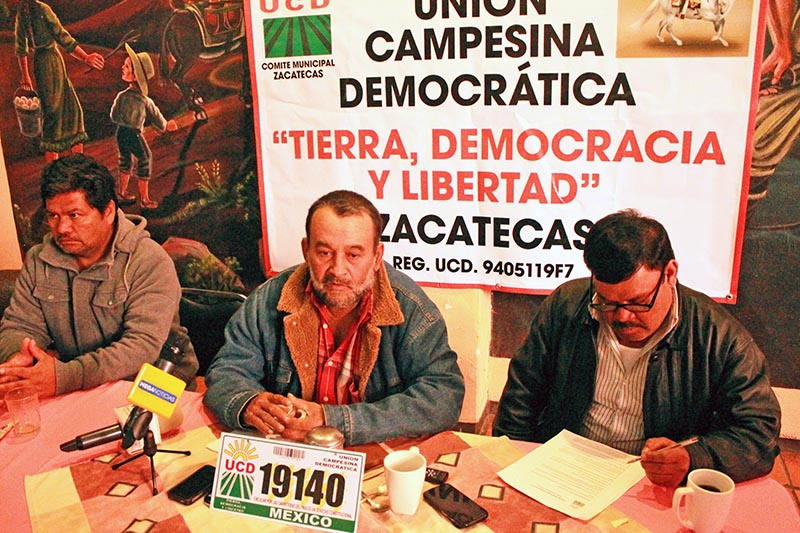 Integrantes de la Unión Campesina Democrática en conferencia de prensa ■ foto: rafael de santiago