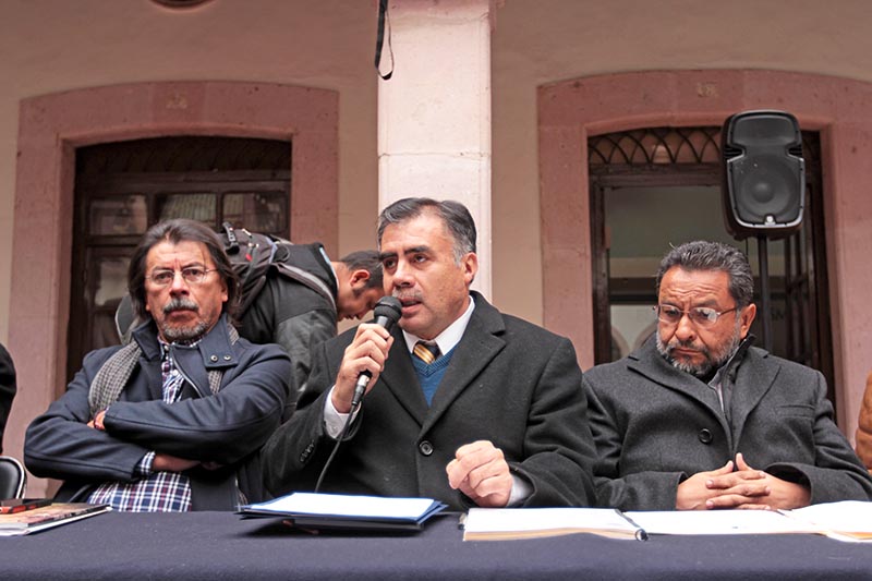 El lunes pasado Armando Silva compareció ante el Comité de Huelga del Spauaz en el patio de Rectoría; acusan vaguedad en información ■ FOTO: ERNESTO MORENO
