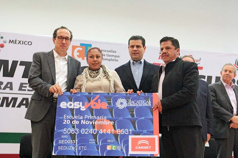 Aspecto de la entrega de los apoyos. A cada escuela se le entregó 357 mil ■ foto: ernesto moreno