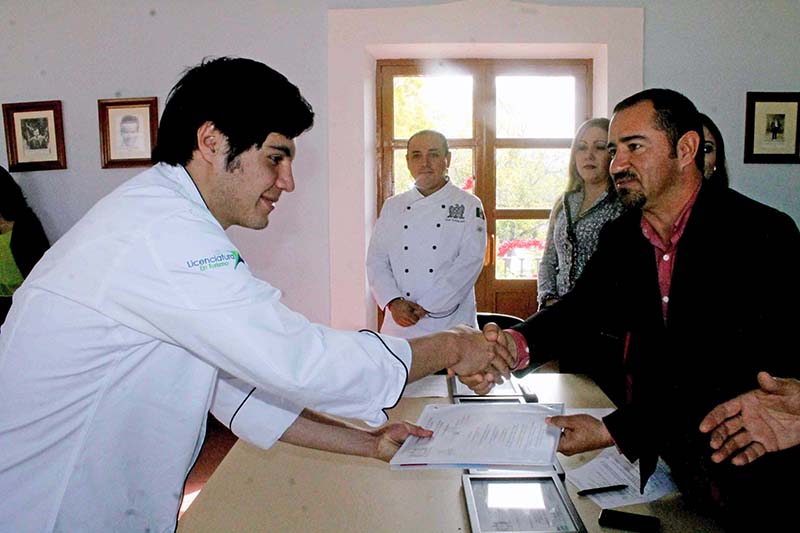 Entrega de Bitácora de EDEC, formatos de registro y metodología de investigación a los alumnos del Eje de Gastronomía ■ FOTO: LA JORNADA ZACATECAS