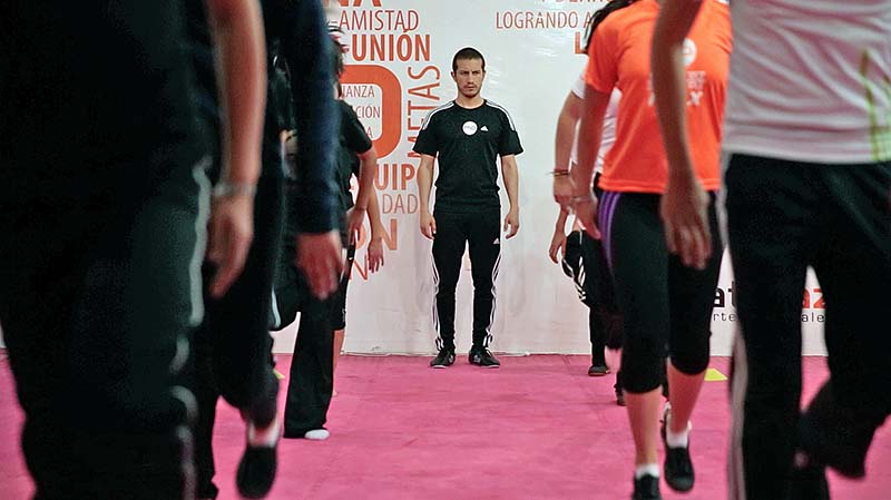 Juan Miguel Bañuelos Valadez practica desde hace más de 20 años las artes del combate cuerpo a cuerpo, especializándose en Wushu y kick boxing ■ FOTOS: MIGUEL ÁNGEL NÚÑEZ