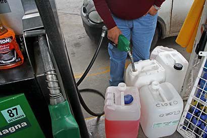 Conductores se agolparon en las estaciones de servicio del área metropolitana para cargar gasolina ■ FOTO: LA JORNADA ZACATECAS