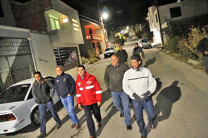 Carlos Peña supervisó el avance en la renovación de luminarias tipo led en colonias; se prevé sustituir 3 mil ■ foto: la jornada zacatecas