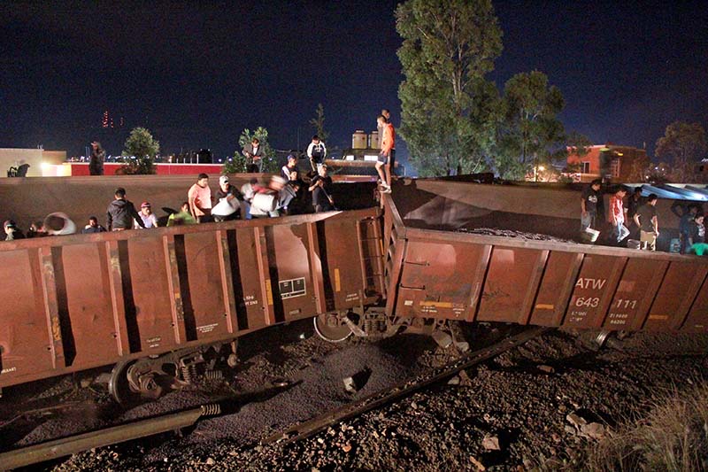 La ciudadanía apoyó con palas y tinas en la búsqueda de lesionados ■ fotos: ernesto moreno