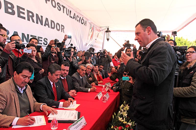 Alejandro Tello realizó el trámite de registro en las oficinas estatales del PRI