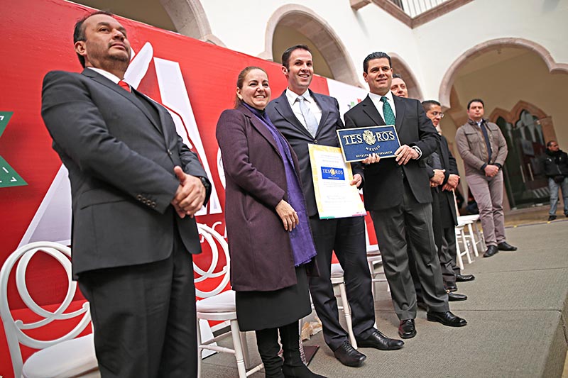 El gobernador y autoridades federales entregaron reconocimientos a empresas destacadas ■ FOTO: ANDRÉS SÁNCHEZ