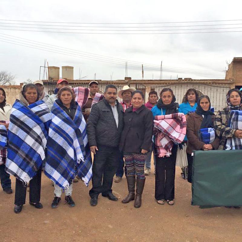 Juan Rodríguez, alcalde de Pánuco, en un recorrido por las comunidades ■ foto: la jornada zacatecas