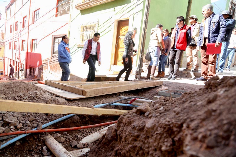 El alcalde Carlos Peña acompañado de funcionarios acudió a supervisar los trabajos ■ FOTO: LA JORNADA ZACATECAS