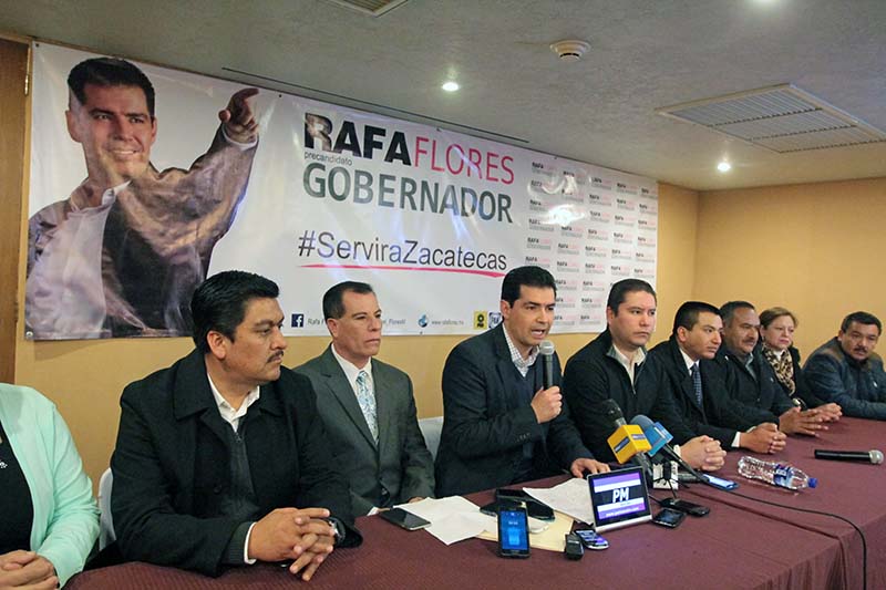 Rafael Flores, en uso de la voz, estuvo acompañado por diputados locales y presidentes municipales ■ foto: ernesto moreno
