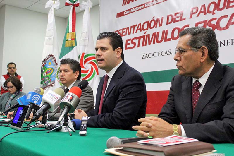 El gobernador Miguel Alonso y el secretario de Finanzas, Fernando Soto (izquierda), ofrecieron una conferencia de prensa para dar a conocer detalles sobre la aplicación del presupuesto en 2016 ■ foto: ernesto moreno