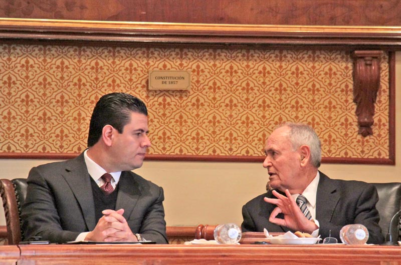 Juan Antonio Castañeda (derecha), presidente del Tribunal de Justicia en el estado ■ foto: ernesto moreno