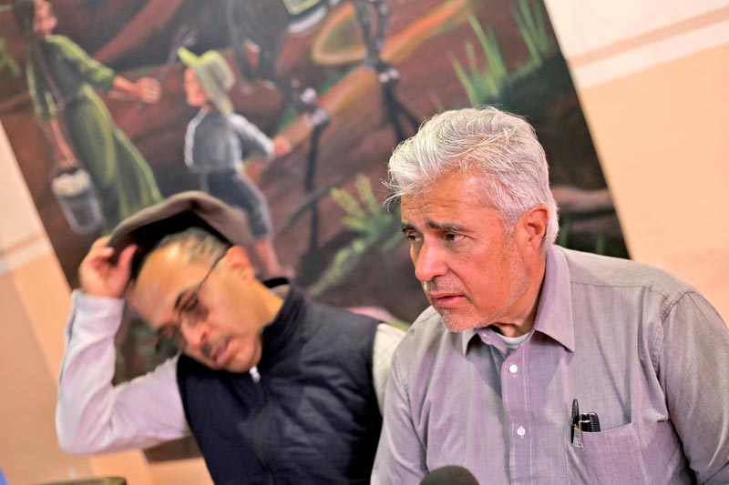 José Narro (derecha), precandidato a gobernador y representante de Unidad Democrática Nacional en la entidad ■ foto: ANDRÉS SÁNCHEZ
