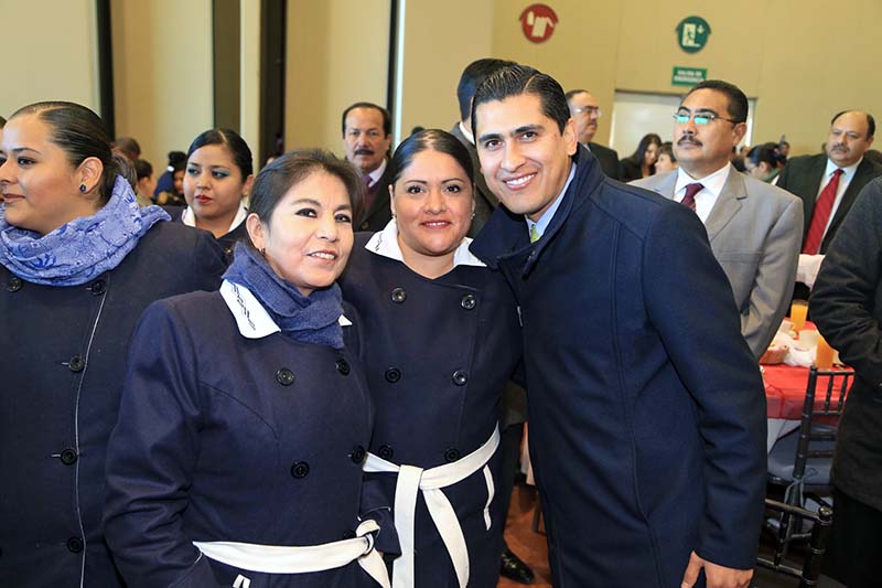 Carlos Peña asistió al acto oficial por el Día de la Enfermera, celebrado en el Palacio de Convenciones ■ foto: la jornada zacatecas