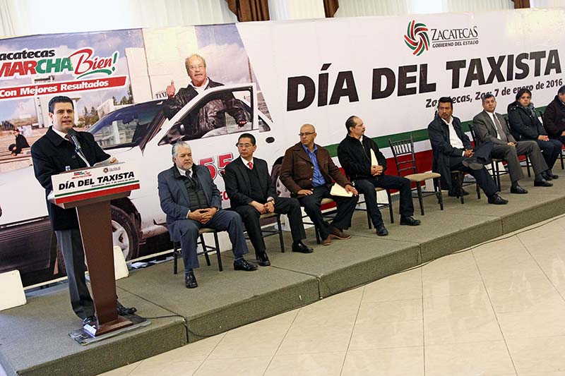 El gobernador emitió un mensaje y convivió con operadores de autos de alquiler ■ FOTOS: ANDRÉS SÁNCHEZ