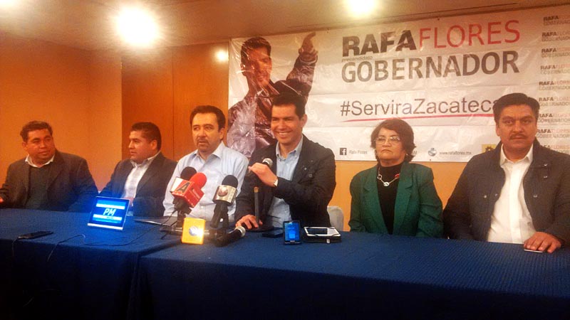 Rafael Flores (en uso de la voz), ofreció una conferencia de prensa junto con Miguel Torres y Edith Ortega ■ foto: alma ríos
