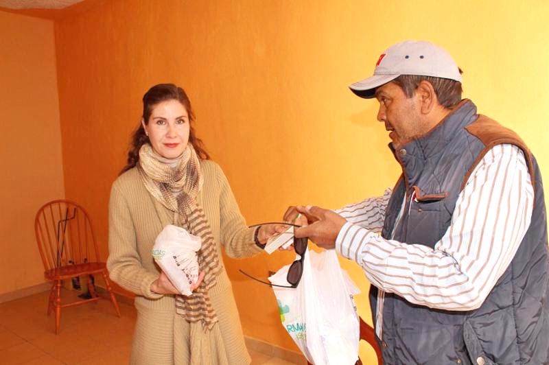La presidenta del Voluntariado visitó a Juan José Pérez Alonso para entregarle los apoyos ■ FOTO: LA JORNADA ZACATECAS