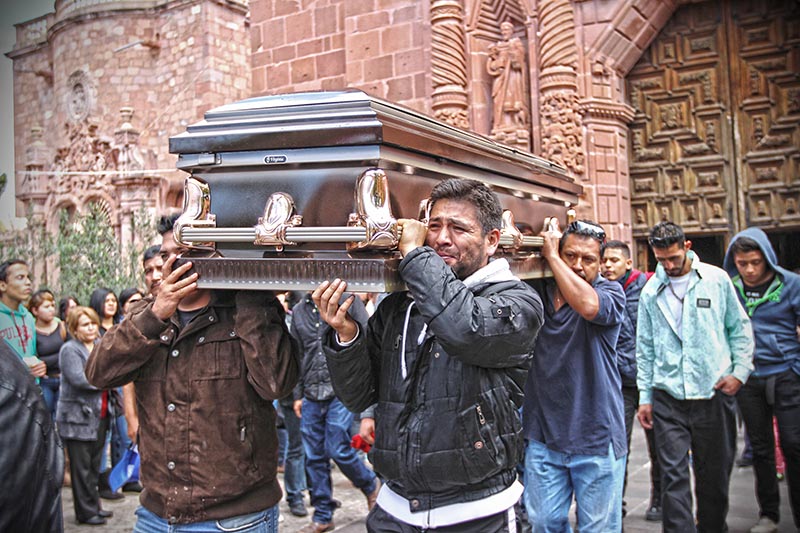 Aspecto del sepelio del joven que resultó muerto en un asalto al camión de Transportes de Guadalupe ■ FOTO: ERNESTO MORENO