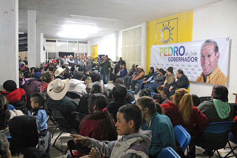 Imagen de la reunión sostenida por el precandidato y habitantes de San Antonio de Padua ■ FOTO: LA JORNADA ZACATECAS