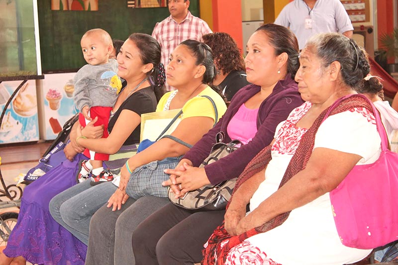 Madres de familia buscan realizar el trámite de preinscripción para este 2016 ■ FOTO: LA JORNADA ZACATECAS