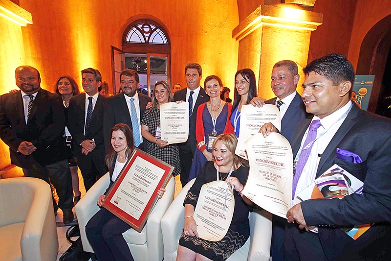 En la imagen, representantes y funcionarios quienes recibieron los reconocimientos y menciones por las acciones que desde sus ámbitos realizaron para garantizar la igualdad entre mujeres y hombres ■ FOTO: LA JORNADA ZACATECAS