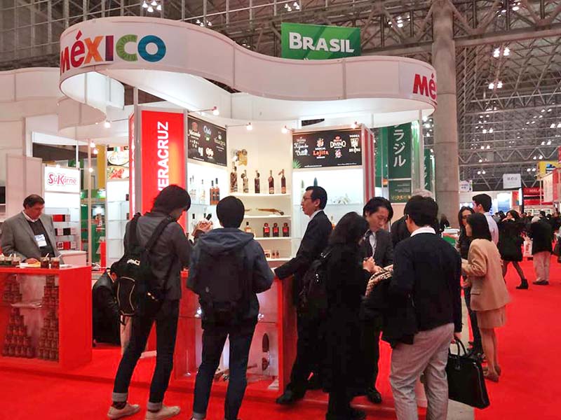 La convocatoria es parte de los programas que impulsa Pro México con los que se busca consolidar productos nacionales en otros mercados y atraer inversiones extrajeras. En la imagen, pabellón de Pro México en un evento internacional ■ FOTO: FACEBOOK PROMÉXICO