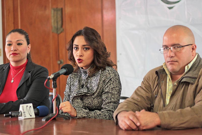 Tania Rodríguez Briones (centro), presidenta honorífica del Sistema Municipal DIF ■ foto: LA JORNADA ZACATECAS