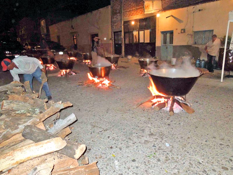 Las fiestas patronales de San Sebastián, en Nochistlán, se celebrarán del 16 al 22 de enero, donde la preparación de platillos como el menudo es muy importante ■ foto: la jornada zacatecas