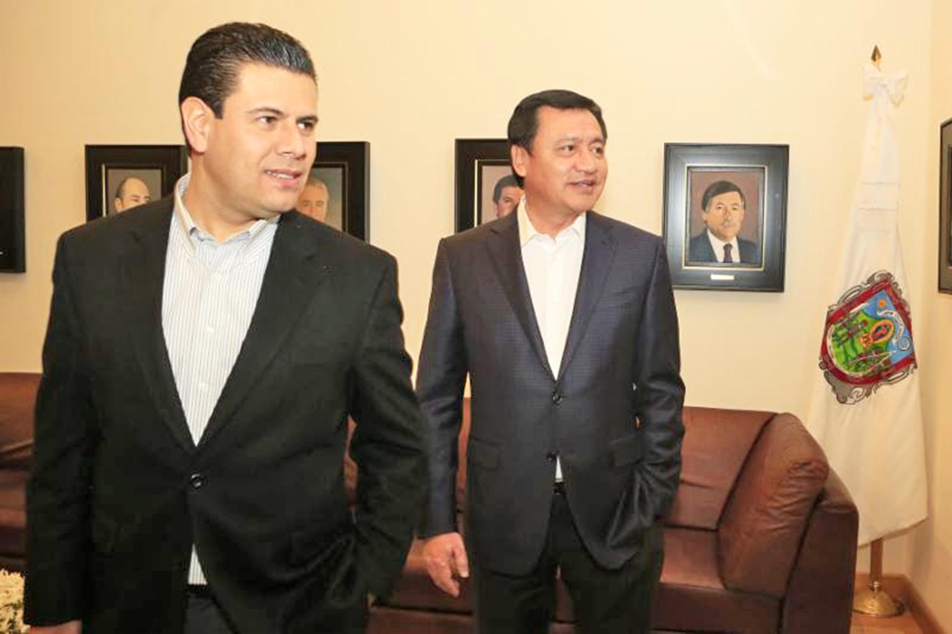 El titular del Ejecutivo, Miguel Alonso Reyes, se reunió con el secretario de Gobernación, Miguel Ángel Osorio Chong ■ foto: LA JORNADA ZACATECAS
