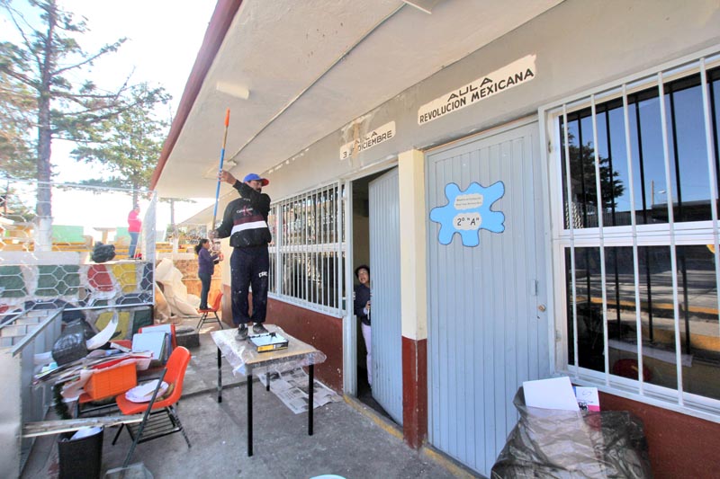 En el mantenimiento cotidiano de escuelas participan padres de familia; los fondos se usarán en las escuelas con más necesidades ■ FOTO: LA JORNADA ZACATECAS