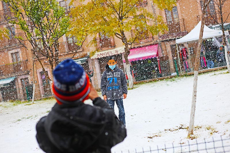 Niños y jóvenes aprovecharon que las clases fueron suspendidas para disfrutar de la nieve y tomar fotografías ■ foto: andrés sánchez