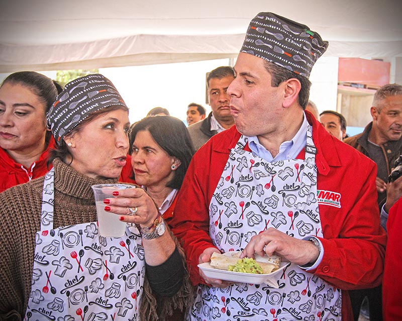 Rosario Robles Berlanga, encargada de la Secretaría de Desarrollo Agrario, Territorial y Urbano, y Miguel Alonso Reyes, titular de Ejecutivo estatal, durante la inauguración del parque lineal “Arroyo Herrera” ■ FOTO: ERNESTO MORENO