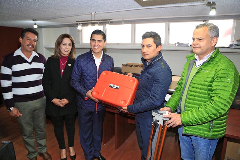 Carlos Peña Badillo al momento de entregar los implementos ■ FOTO: LA JORNADA ZACATECAS
