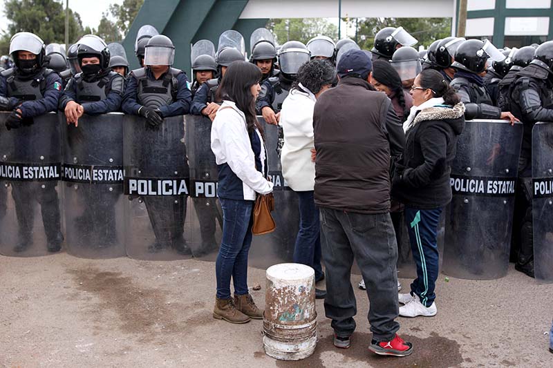 En Zacatecas varias sedes fueron habilitadas para aplicar la evaluación a maestros; los edificios fueron custodiados por la policía, ante la presencia de la disidencia ■ foto: andrés sánchez