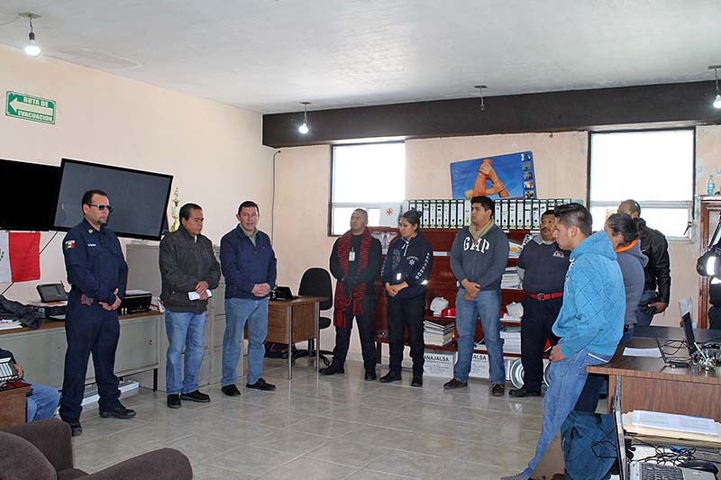 Aspecto de la reunión entre el presidente municipal y elementos del cuerpo de bomberos ■ FOTOS: LA JORNADA ZACATECAS