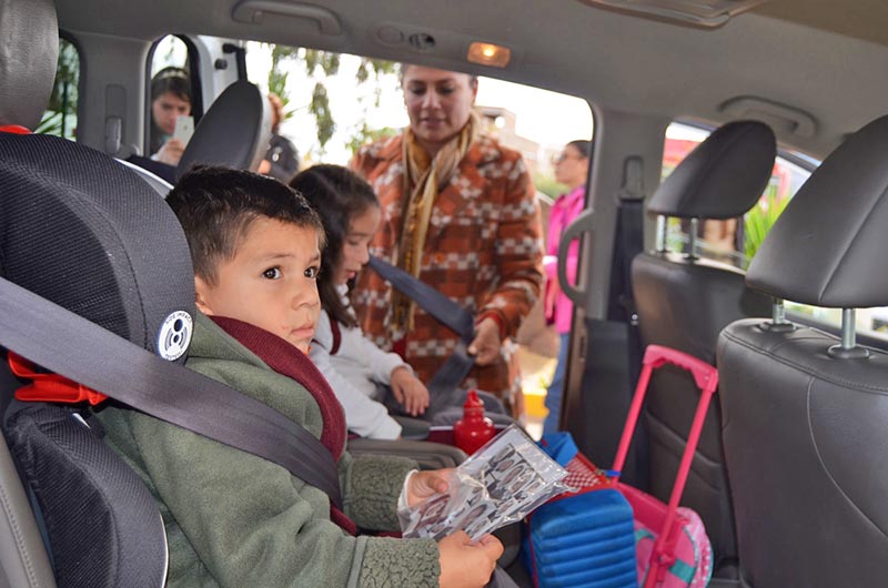 La finalidad de este programa es difundir medidas preventivas y acrecentar la conciencia de padres de familia al momento de transitar en sus vehículos con menores de edad a bordo ■ fotos: LA JORNADA ZACATECAS