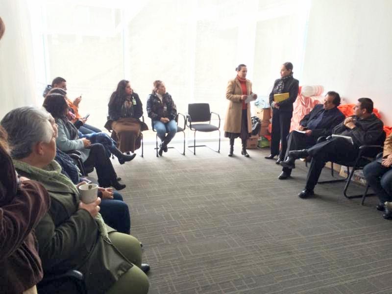 Aspecto de la asesoría a trabajadores de la Secretaría de las Mujeres ■ foto: la jornada zacatecas