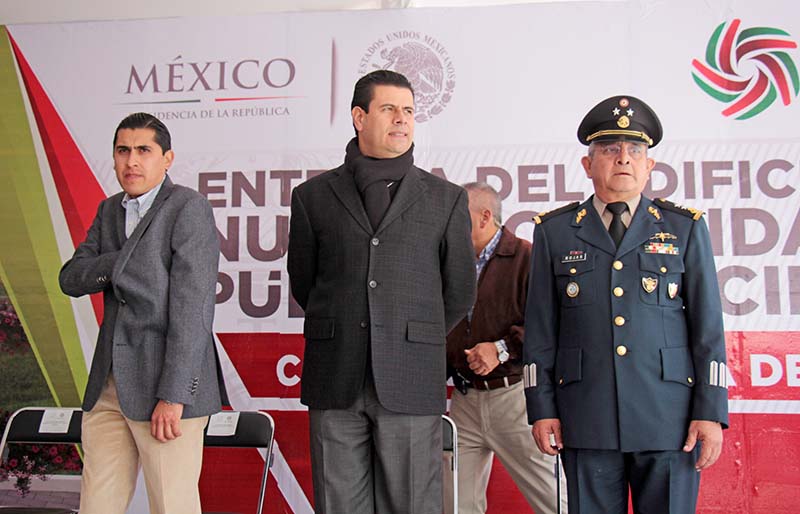Carlos Peña y Miguel Alonso develaron una placa alusiva a la inauguración de las instalaciones