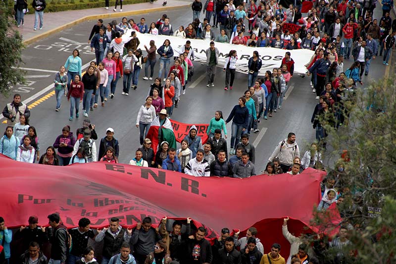La lluvia y el granizo no afectaron el ánimo de los 800 estudiantes que llegaron a la capital del estado a bordo de 19 autobuses ■ fotos: ANDRÉS SÁNCHEZ