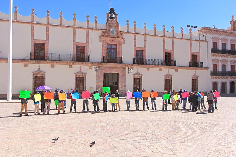 Un grupo de al menos 30 personas se manifestó con pancartas frente a Palacio de Gobierno ■ FOTO: LA JORNADA ZACATECAS